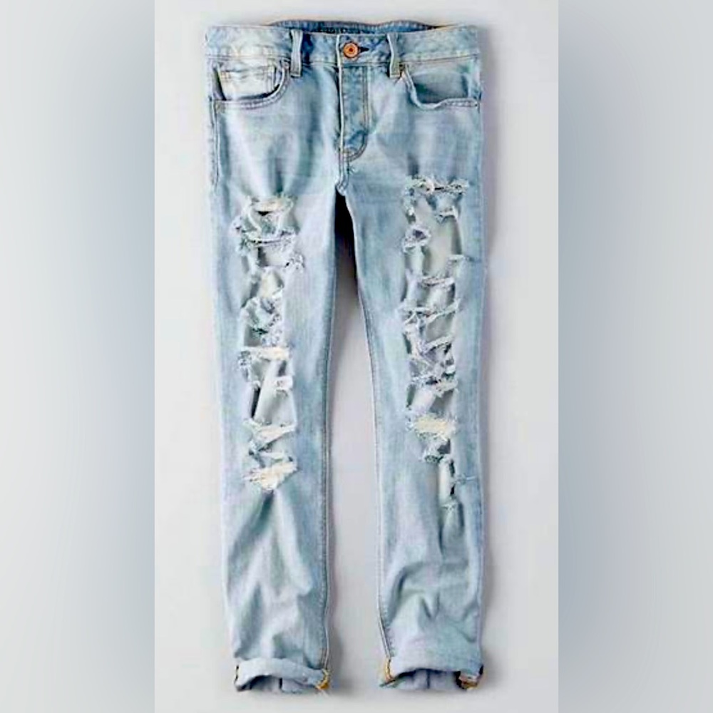 American Eagle Tomgirl Button Fly Sexy Distressed Light Wash Jeans 6 Regular